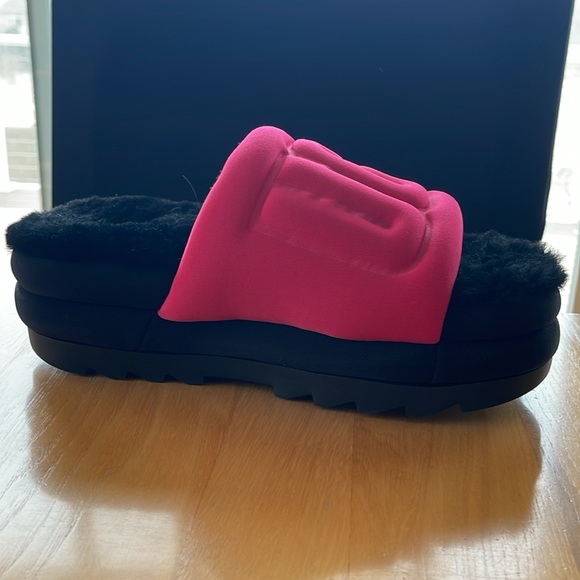 UGG Hot Pink Wedge Slides Size 9
Condition - Excellent - Picture 3 of 5